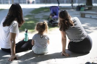 De plus en plus de personnes estiment qu'un enfant peut grandir heureux au sein dun couple de même sexe, note l'Office fédéral de la statistique (image d'illustration). KEYSTONE/GAETAN BALLY